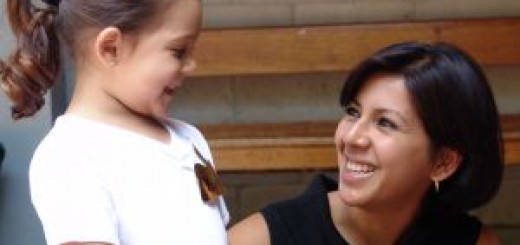 Madre educando con amor a su hija
