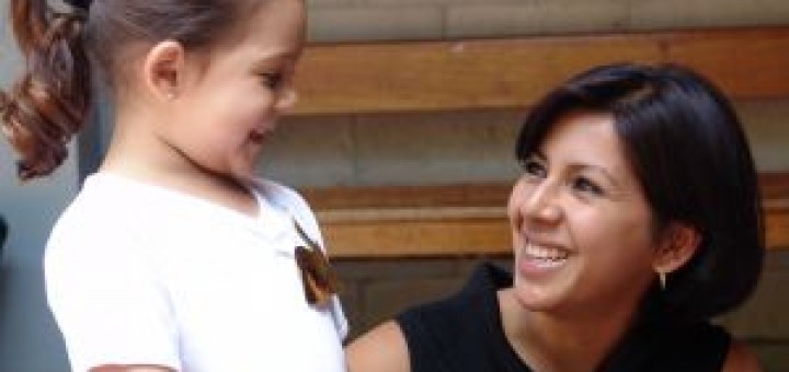 Madre educando con amor a su hija