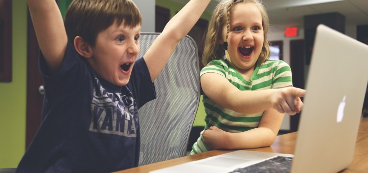 NIÑOS ESTUDIANDO CON ENTUSIASMO