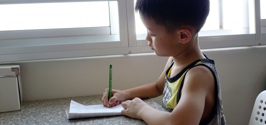 niños estudiando en casa