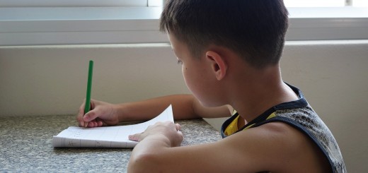 niño de seis años concentradísima dibujando