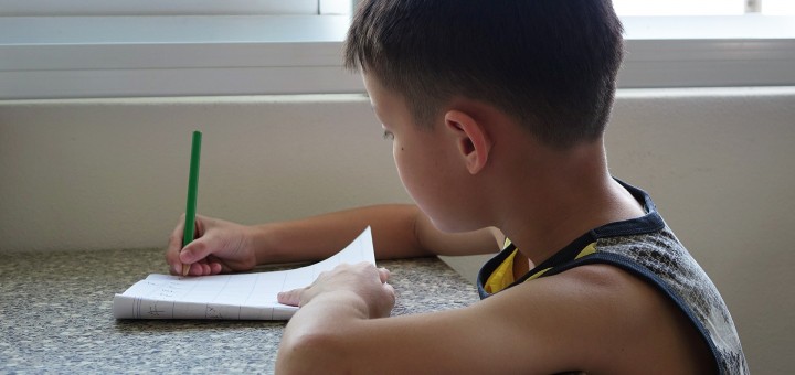 niño de seis años concentradísima dibujando