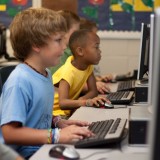 niños estudiando con ordenadores