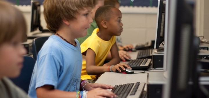 niños estudiando con ordenadores